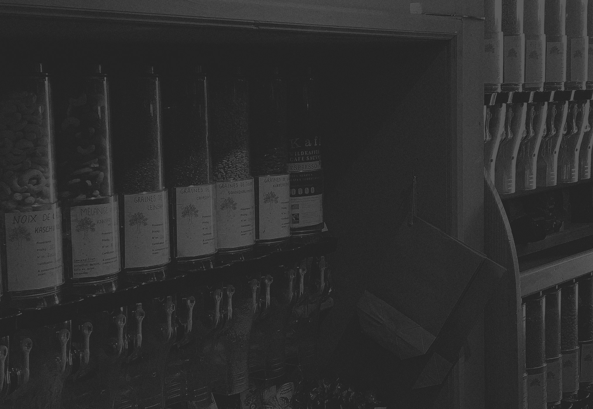 Image noire montrant des bocaux de diverses noix